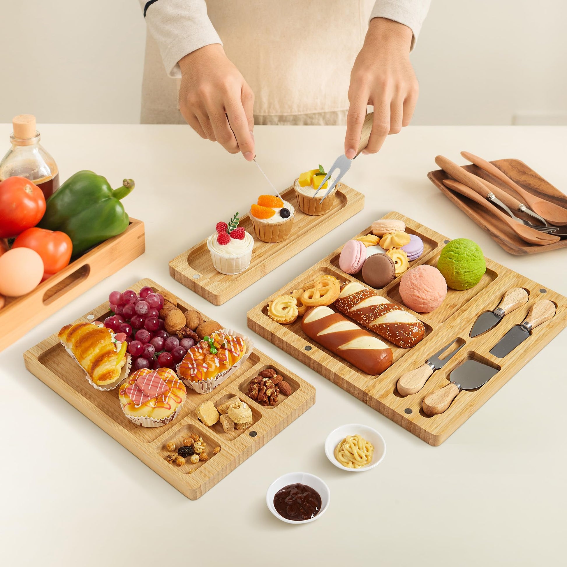 Planche à charcuterie 3 en 1 Garvee en bambou avec couteau, grande taille (64 x 32 cm), magnétique, lisse et résistante, idéale pour les fêtes et les cadeaux.
