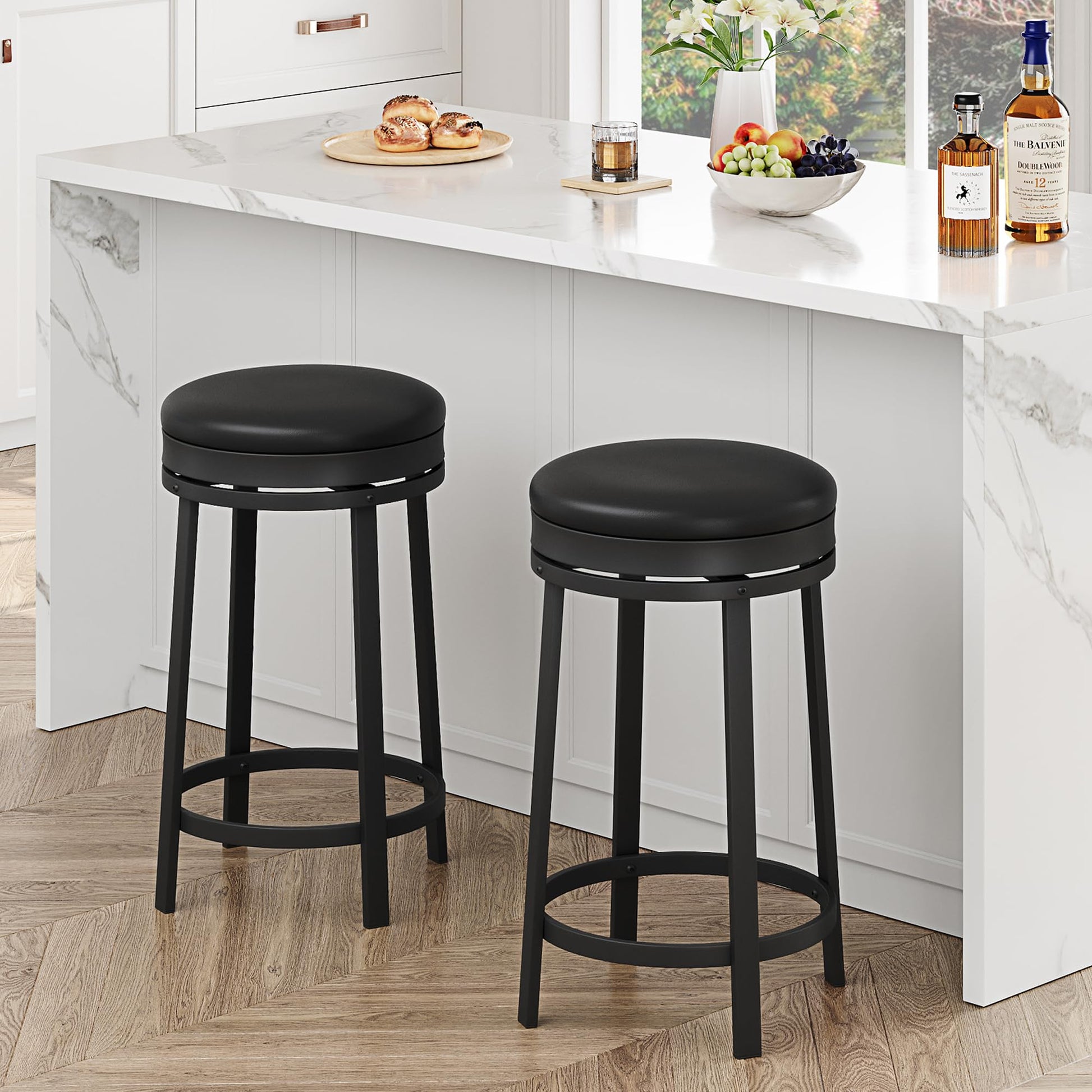 Garvee Lot de 2 tabourets de bar pivotants 61 cm, assise ronde en cuir PU noir, repose-pieds, cadre métal, sans dossier, pour îlot de cuisine