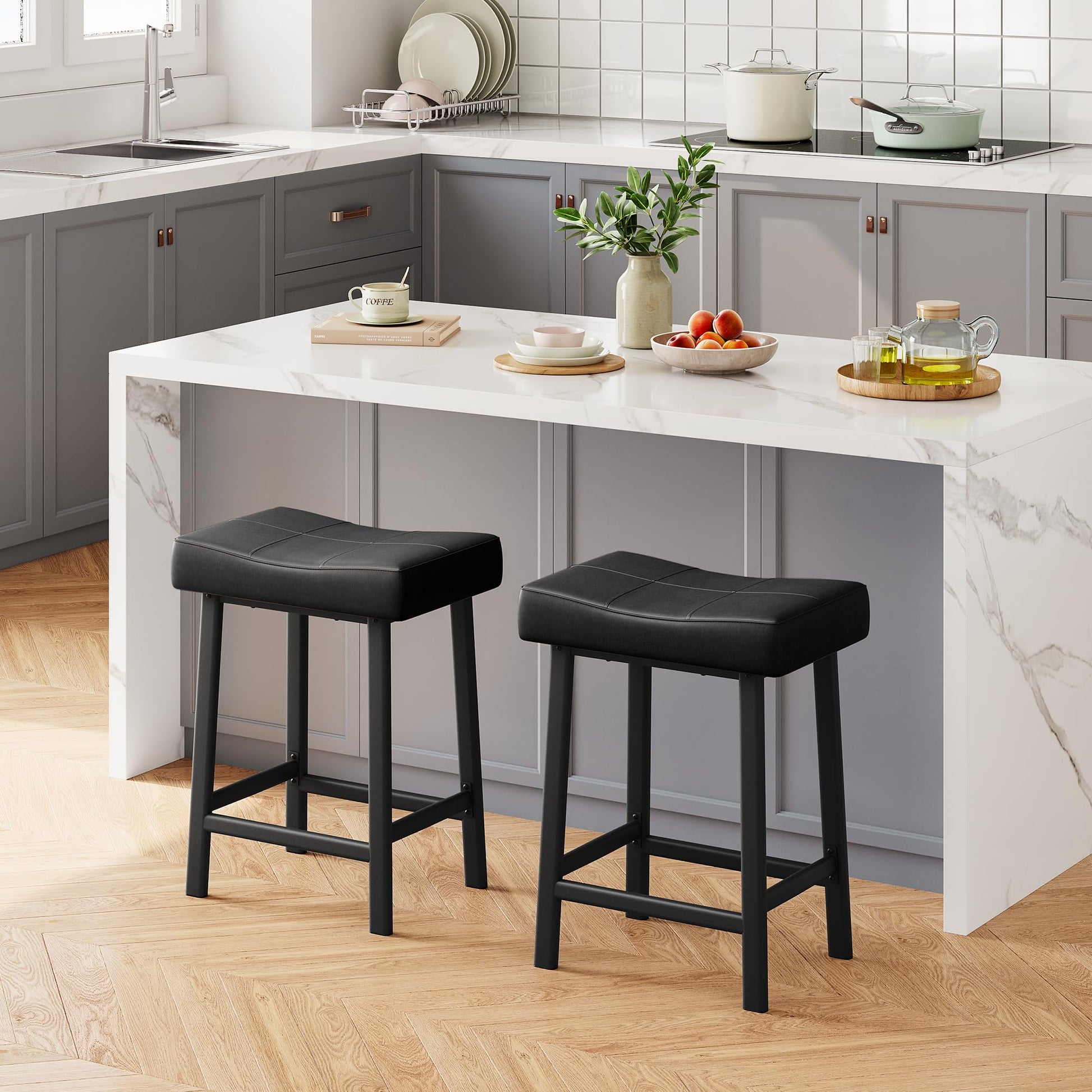 Garvee Lot de 2 tabourets de bar selle 61 cm, sans dossier, assise rembourrée incurvée, pieds métal et repose-pieds, pour îlot de cuisine ou bar, noir
