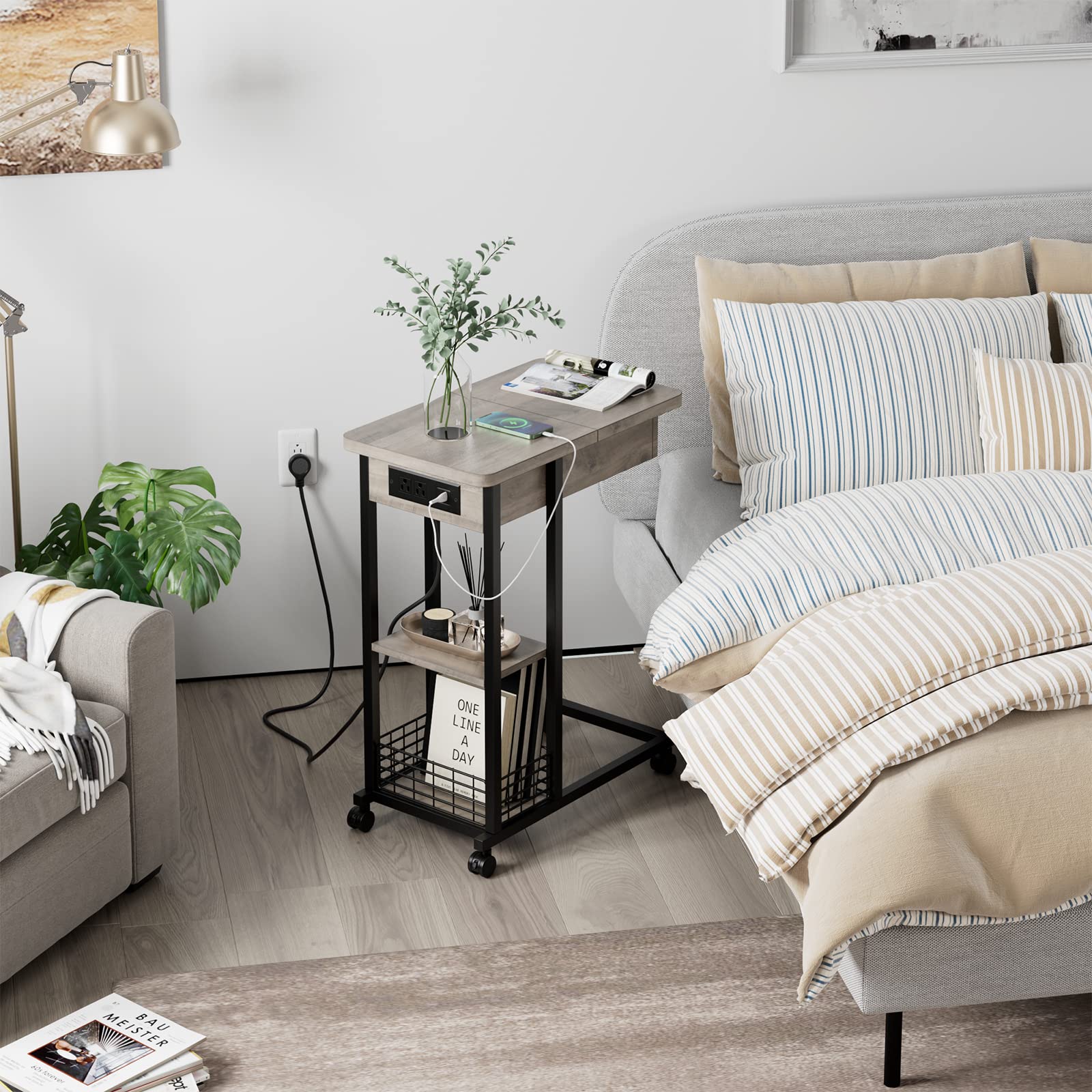 Table d'appoint Garvee en forme de C avec station de charge, ports et prises USB, rangement à 3 niveaux, mélamine grise pour salon et chambre