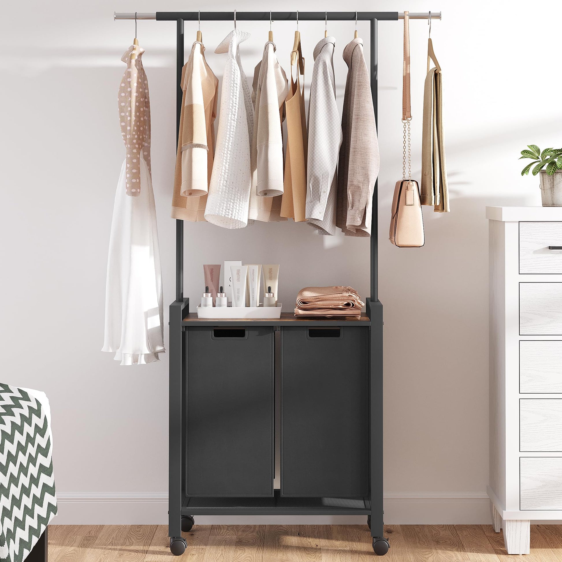 Panier à linge Garvee Trieur de linge à 2 compartiments avec barre de suspension et étagère en bois pour buanderie, 2 x 13 gal, noir
