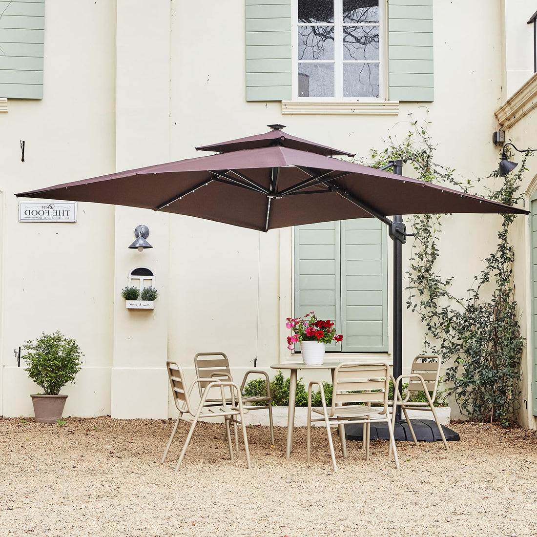 Parasol rectangulaire GARVEE 300 cm x 270 cm avec pied et base inclus, éclairage LED solaire, grand parasol déporté, parasol de terrasse, rotation à 360°, résistant au vent, pour jardin, terrasse et usage extérieur, marron