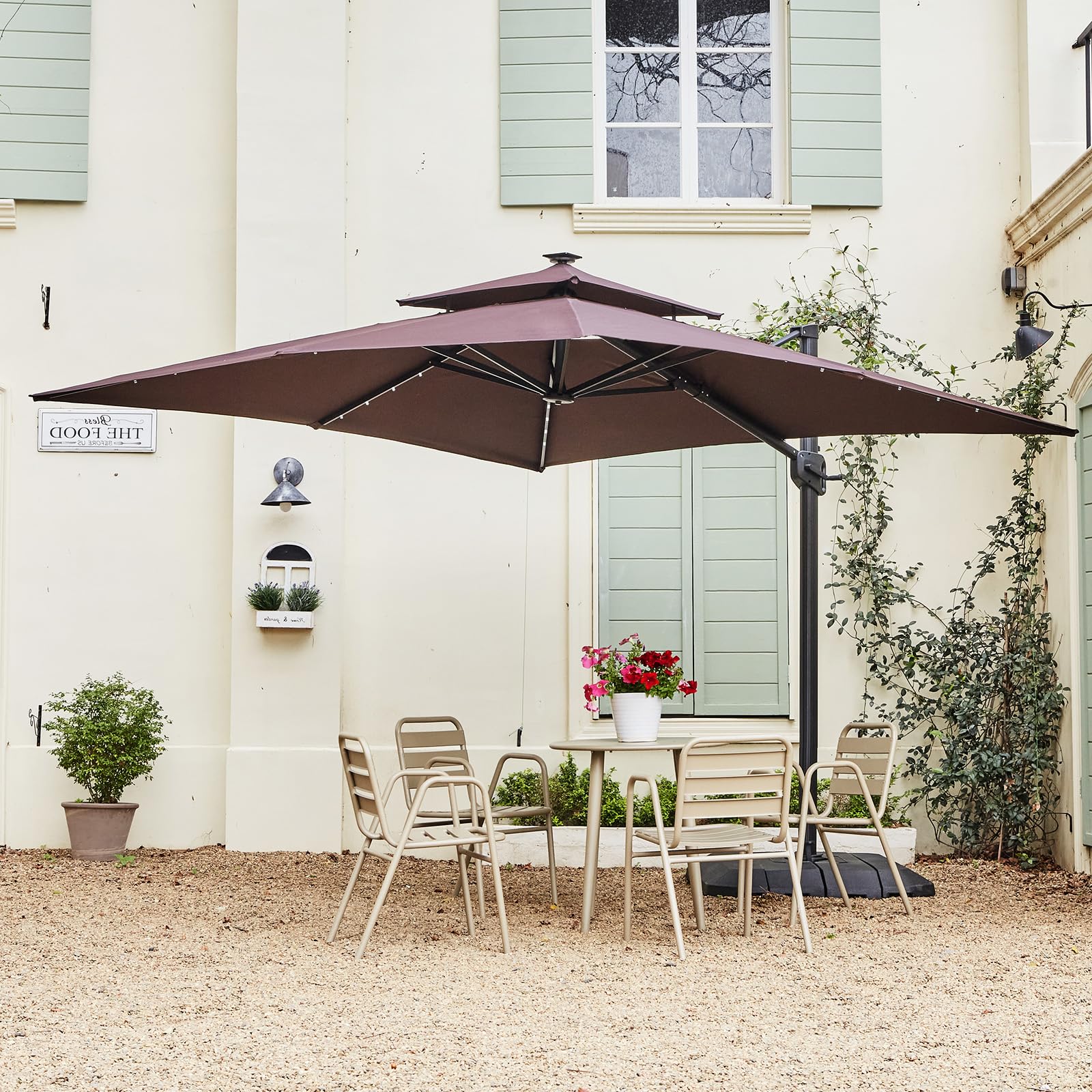 Parasol rectangulaire GARVEE 300 cm x 270 cm avec pied et base inclus, éclairage LED solaire, grand parasol déporté, parasol de terrasse, rotation à 360°, résistant au vent, pour jardin, terrasse et usage extérieur, marron