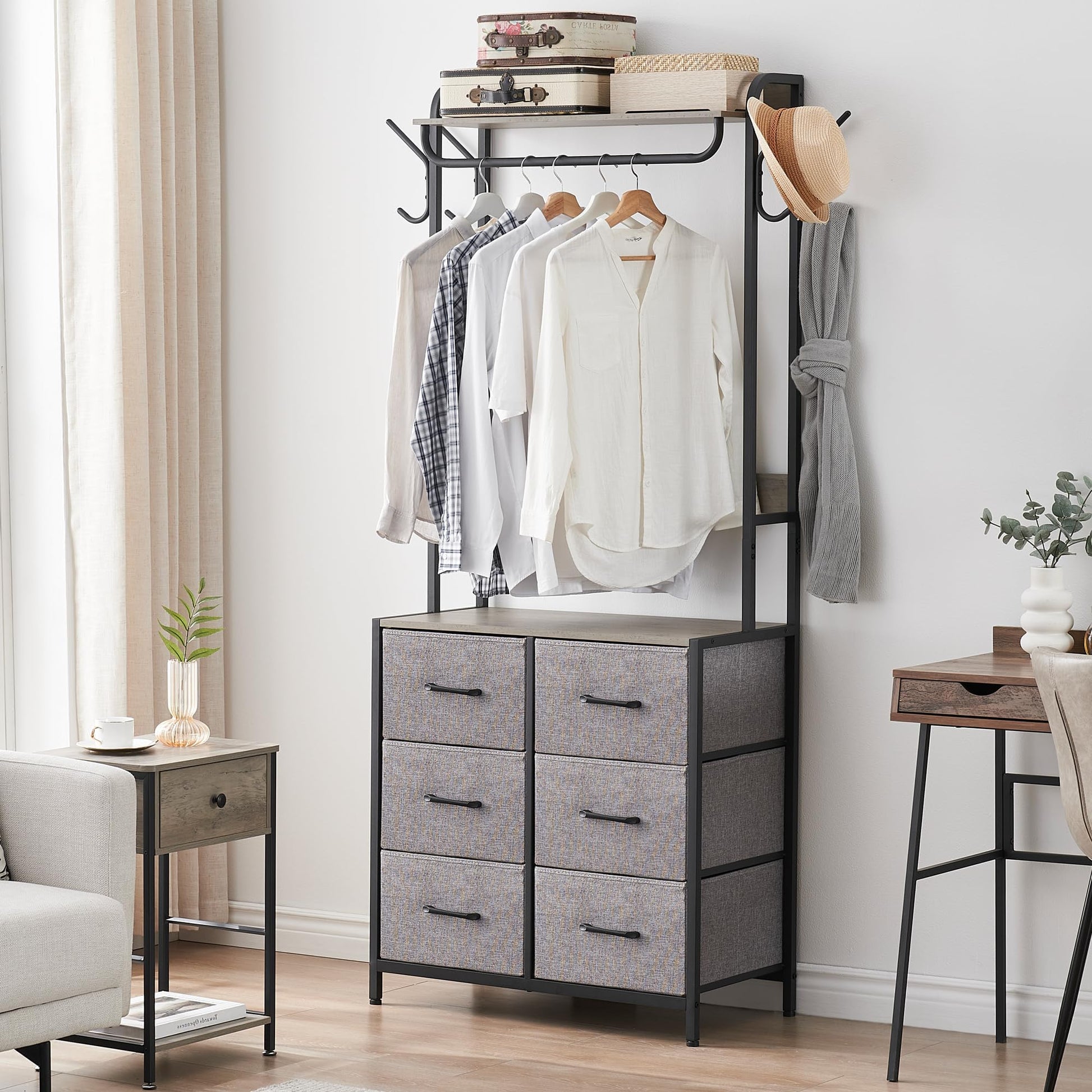 Portant à vêtements Garvee avec 4 tiroirs en tissu, structure en métal et plateau en bois, idéal pour la chambre et l'entrée. Gain de place, sûr et compact.