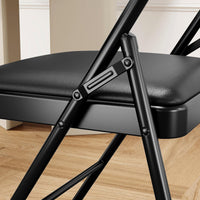 Ensemble de 2 chaises pliantes Garvee avec coussins, revêtement en similicuir, structure métallique robuste, pour une utilisation intérieure et extérieure, couleur noire, pliables, capacité de charge jusqu'à 159 kg