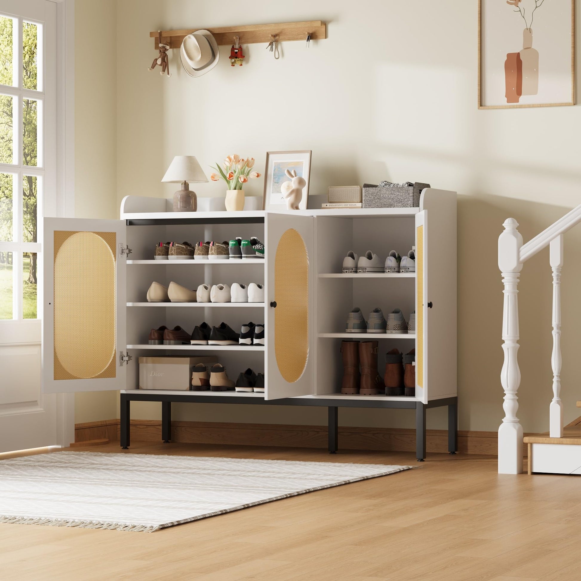 Meuble à chaussures Garvee avec 3 portes en rotin, étagères réglables, en MDF blanc, idéal pour l'entrée et le salon, grand espace de rangement, 117 cm (L) x 35 cm (l) x 73 cm (H)