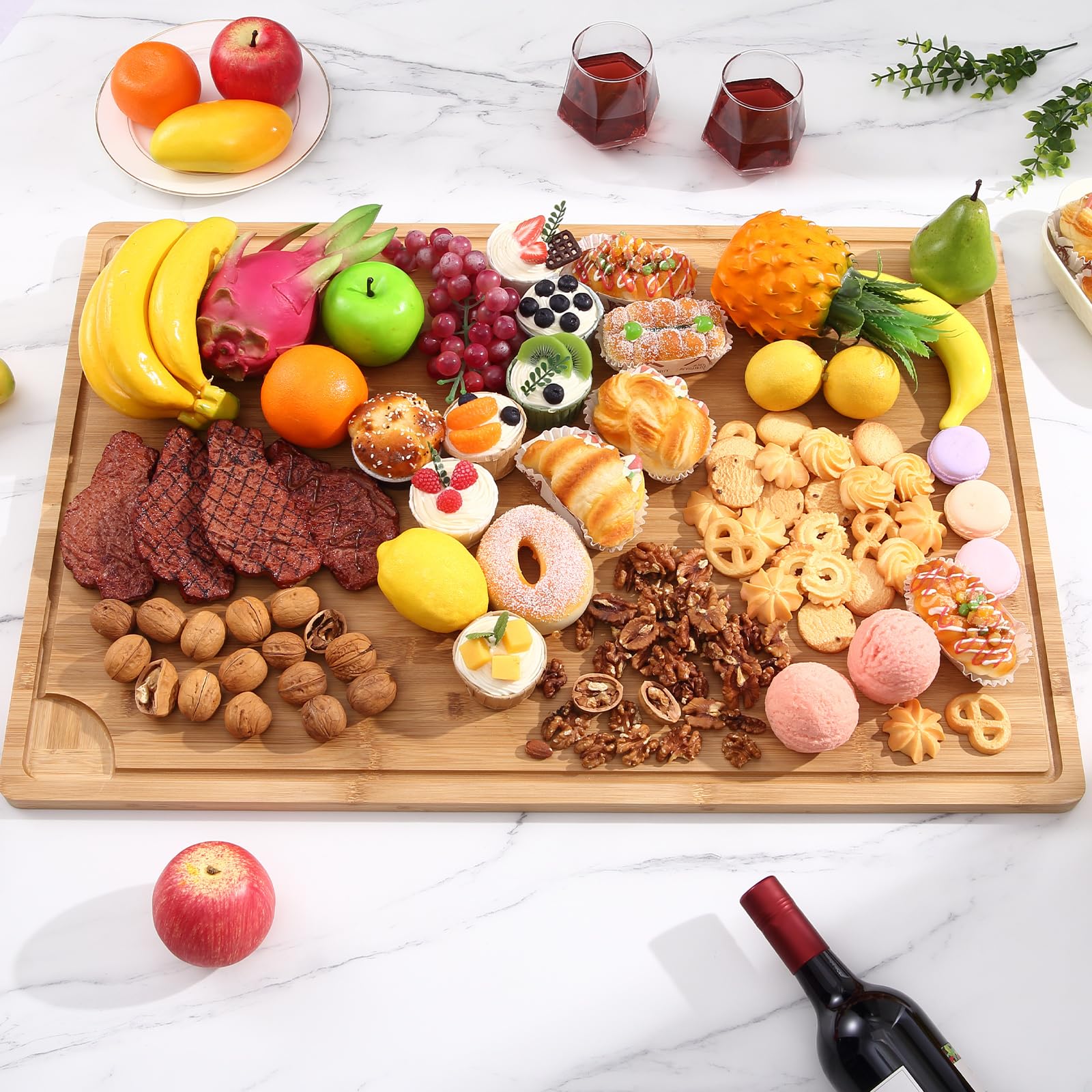 Planche à découper Garvee en bambou 30 x 20 pouces avec rigole à jus et poignée pour cuisines domestiques et professionnelles. Bois naturel, robuste et polyvalente.