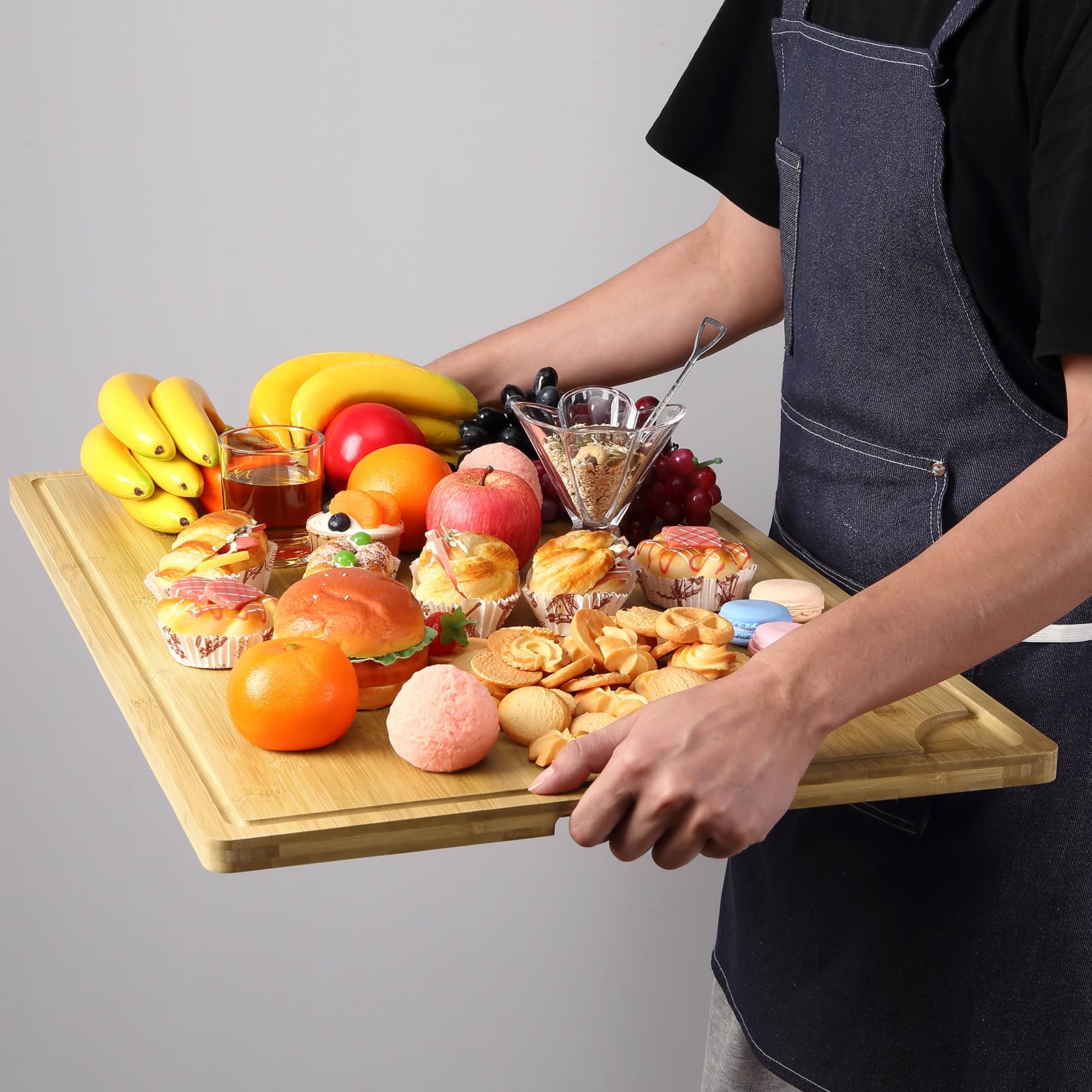 Planche à découper Garvee en bambou 30 x 20 pouces avec rigole à jus et poignée pour cuisines domestiques et professionnelles. Bois naturel, robuste et polyvalente.