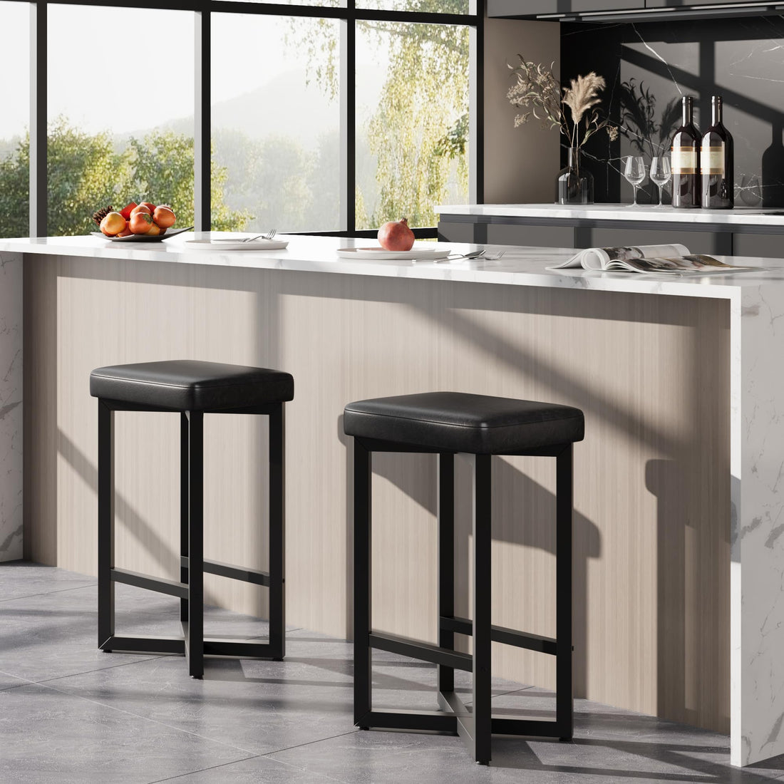 Ensemble de 2 tabourets de bar Garvee, 62,5 cm, revêtement en similicuir, structure en métal, repose-pieds en croix, style moderne, sans dossier, noir, idéal pour îlot de cuisine et bar.