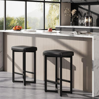 Ensemble de 2 tabourets de bar Garvee, 62,5 cm, revêtement en similicuir, structure en métal, repose-pieds en croix, style moderne, sans dossier, noir, idéal pour îlot de cuisine et bar.