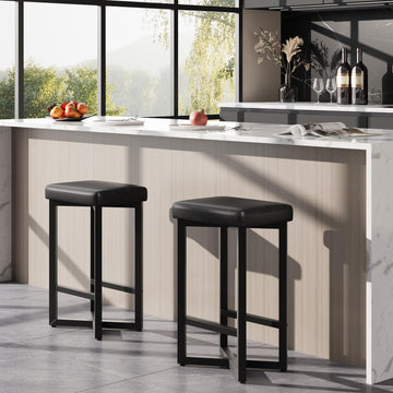 Ensemble de 2 tabourets de bar Garvee, 62,5 cm, revêtement en similicuir, structure en métal, repose-pieds en croix, style moderne, sans dossier, noir, idéal pour îlot de cuisine et bar.
