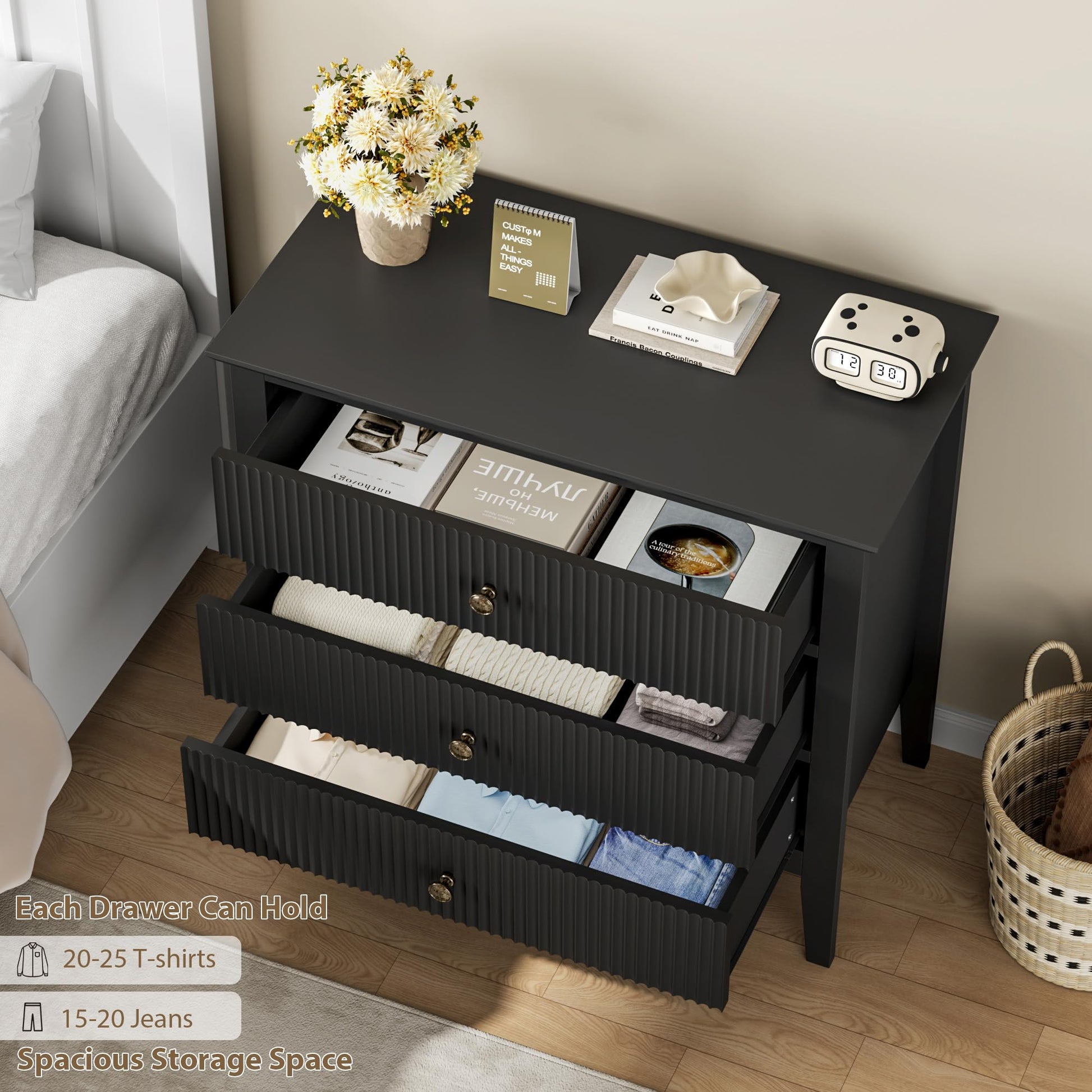 Commode Garvee noire cannelée à 3 tiroirs, design moderne cannelé, MDF P2, blanc, 80 cm (L) x 75 cm (H), idéale pour la chambre et le couloir.