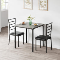Ensemble de salle à manger Garvee 3 pièces avec 2 chaises rembourrées, idéal pour les petits espaces, la cuisine et le bureau. Table de cuisine carrée en chêne, robuste et peu encombrante.