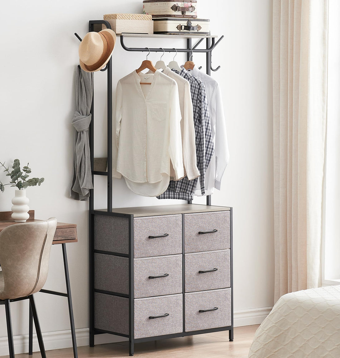 Portant à vêtements Garvee avec 4 tiroirs en tissu, structure en métal et plateau en bois, idéal pour la chambre et l'entrée. Gain de place, sûr et compact.