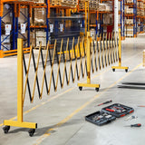 Garvee Barrière accordéon extensible 7 m en acier anticorrosion, barricade mobile avec roulettes et panneaux d’avertissement, modulaire pour chantier et contrôle d’accès. - Jaune & Noir