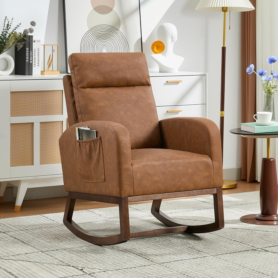 Fauteuil à bascule moderne Garvee pour chambre d'enfant, en cuir PU, avec dossier haut de 66 cm, ergonomique et stable, et poche latérale, noir. Idéal pour le salon et la chambre.