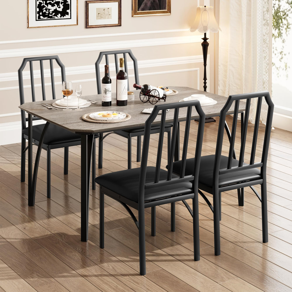 Ensemble table et chaises Garvee pour 4 personnes, design biseauté, coussins d'assise en polyuréthane, structure en MDF et acier, compact et robuste, idéal pour les petits espaces, noir.