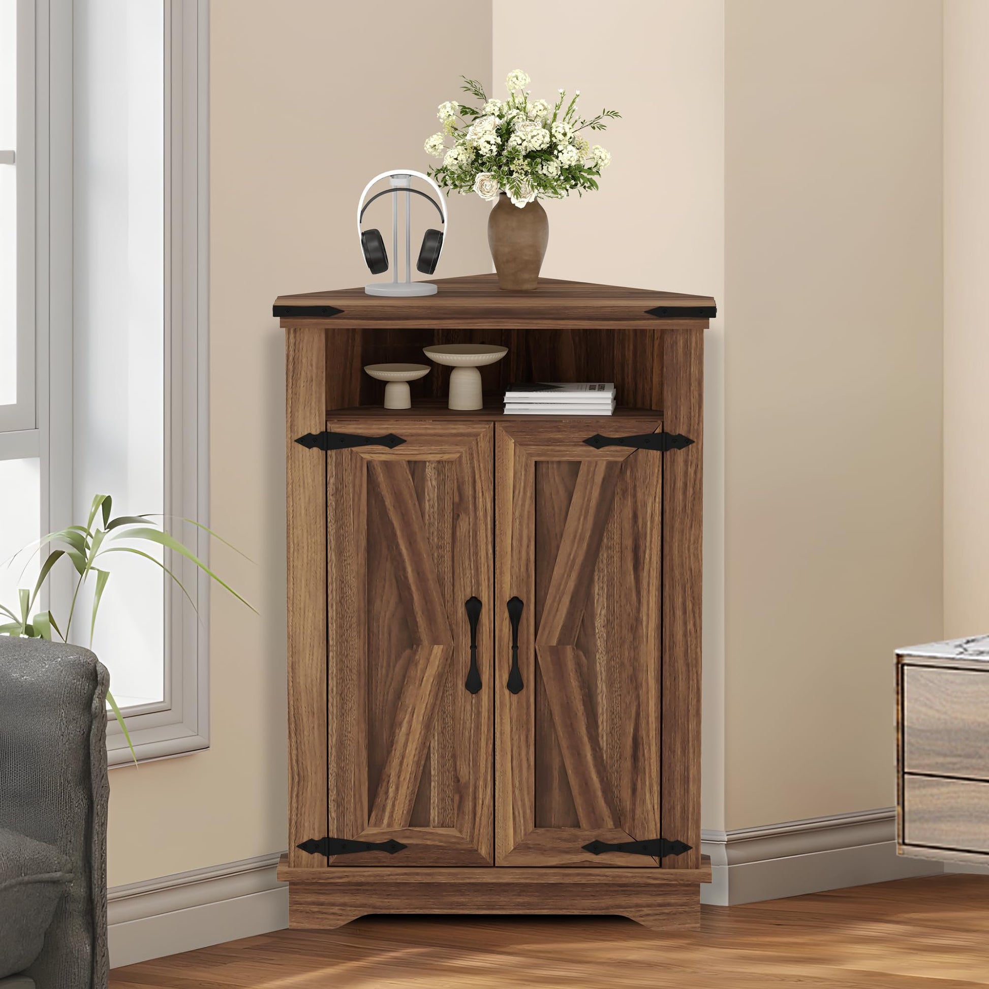 Meuble de salle de bain d'angle Garvee avec portes coulissantes de style grange, étagères réglables, MDF, grand espace de rangement, conception robuste, marron, idéal pour les petits espaces