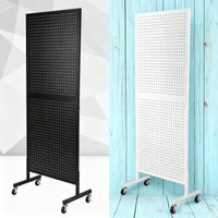 GARVEE Présentoir mobile à panneau perforé 61 × 152 cm, base en T avec roulettes, structure en fer robuste, double face avec crochets inclus, idéal pour magasin, stand et salon professionnel
