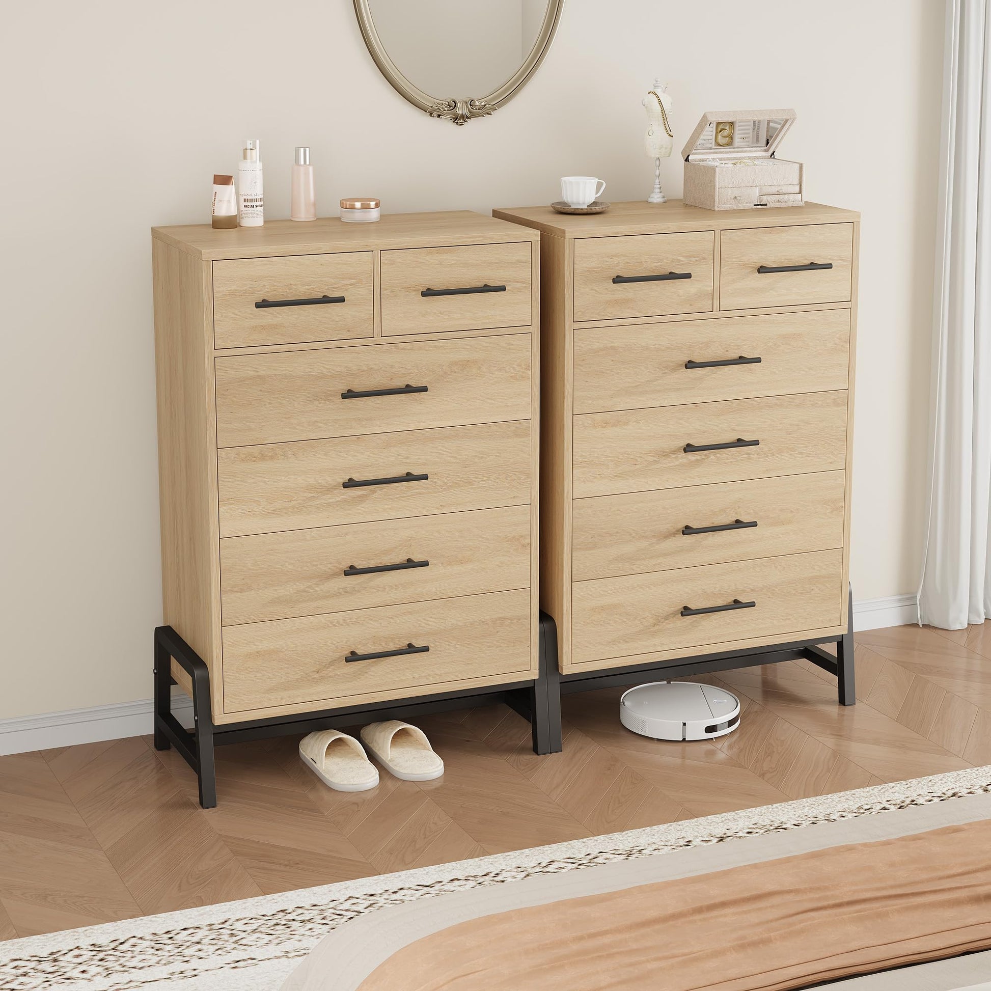 Commode Garvee en bois, autoportante, 5 tiroirs, armoire haute, poignées noires, idéale pour la chambre et le bureau. Robuste, polyvalente et au design moderne.