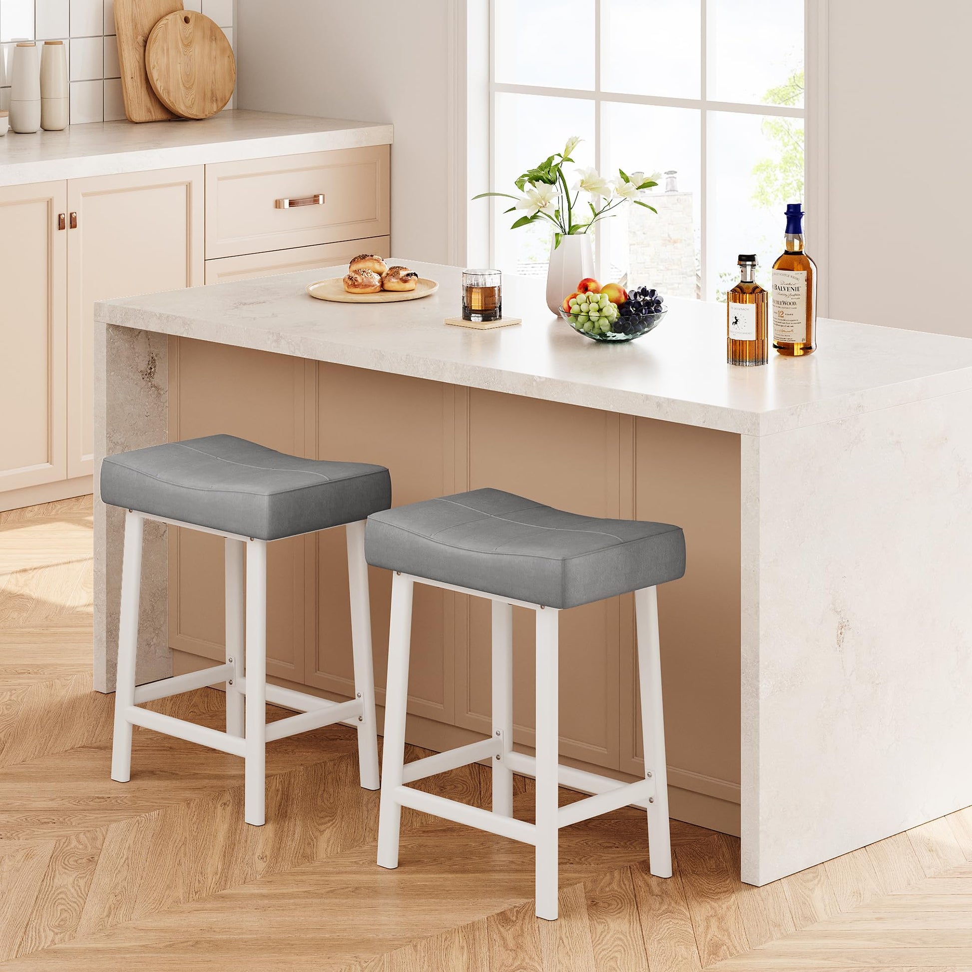 Garvee Lot de 2 tabourets de bar selle 61 cm, sans dossier, assise rembourrée incurvée, pieds métal et repose-pieds, pour îlot de cuisine ou bar, gris