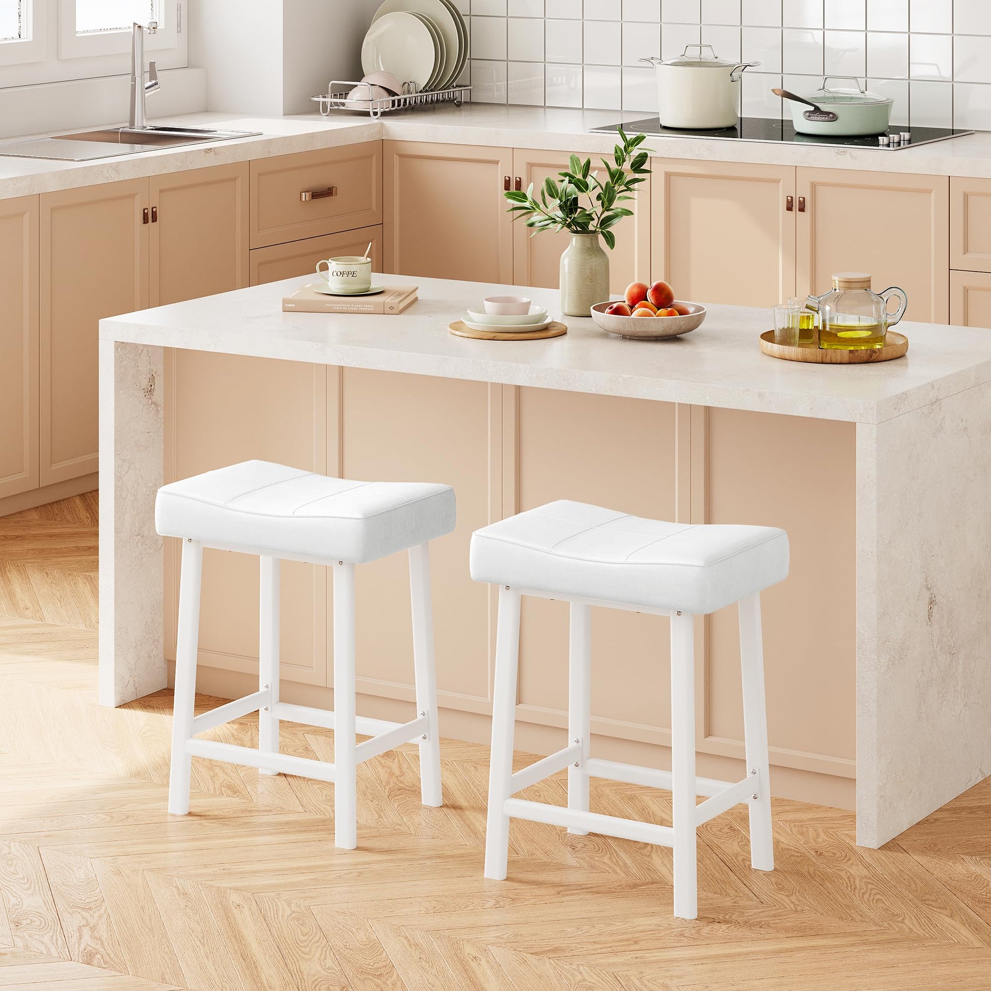 Garvee Lot de 2 tabourets de bar selle 61 cm, sans dossier, assise rembourrée incurvée, pieds métal et repose-pieds, pour îlot de cuisine ou bar, blanc