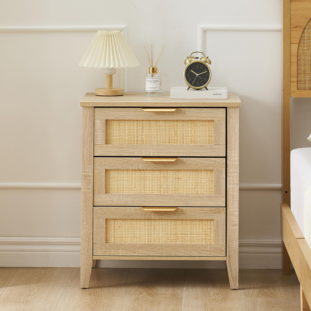 Garvee Table de chevet en rotin avec 3 tiroirs en osier naturel, structure en bois robuste pour chambre et salon, style moderne et polyvalent, Chêne