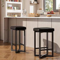 Ensemble de 2 tabourets de bar Garvee, 62,5 cm, revêtement en similicuir, structure en métal, repose-pieds en croix, style moderne, sans dossier, noir, idéal pour îlot de cuisine et bar.