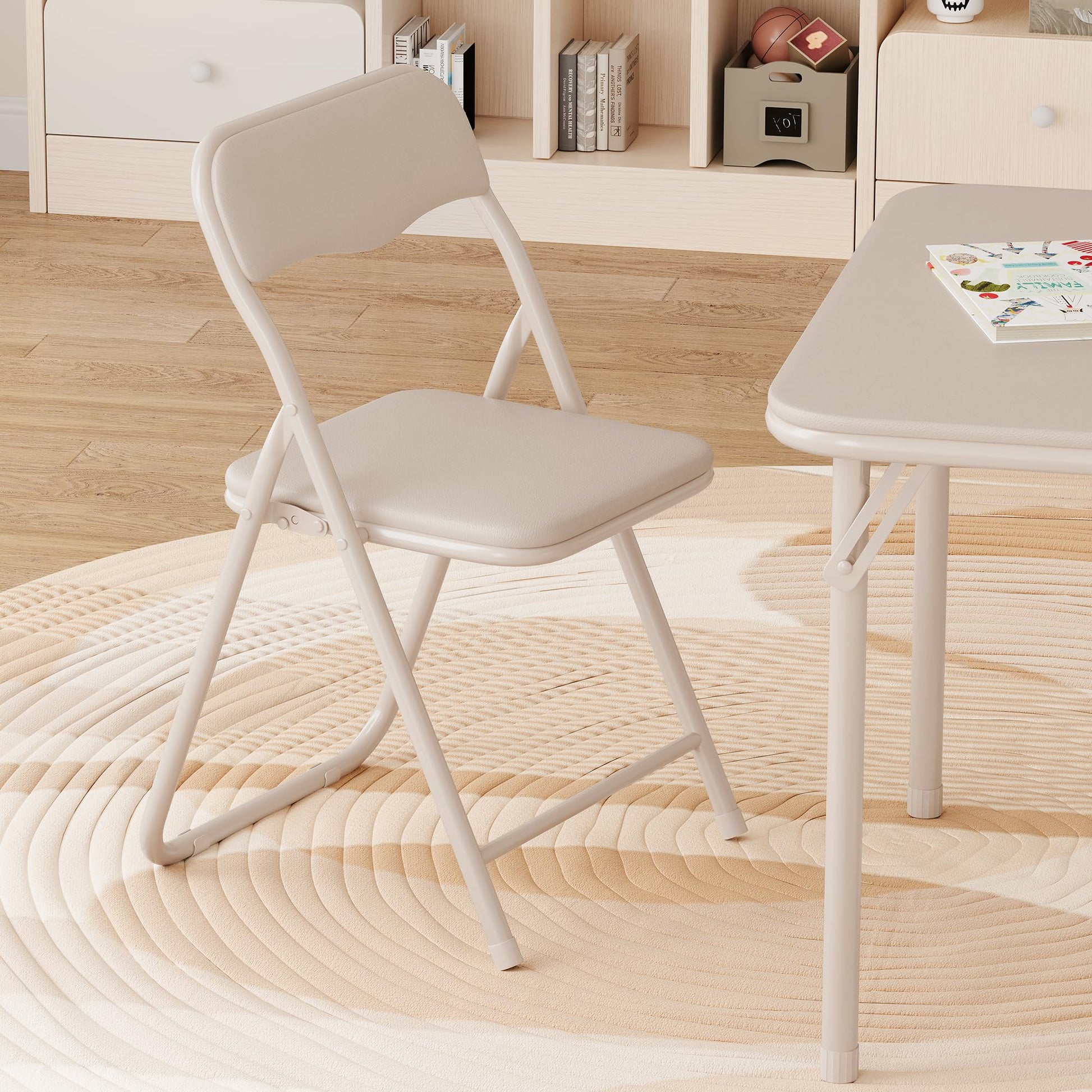 Ensemble table et chaises pliantes Garvee pour enfants avec coussin d'assise en PU, structure robuste en acier, pliable, idéal pour manger, lire et jouer, compact et confortable.
