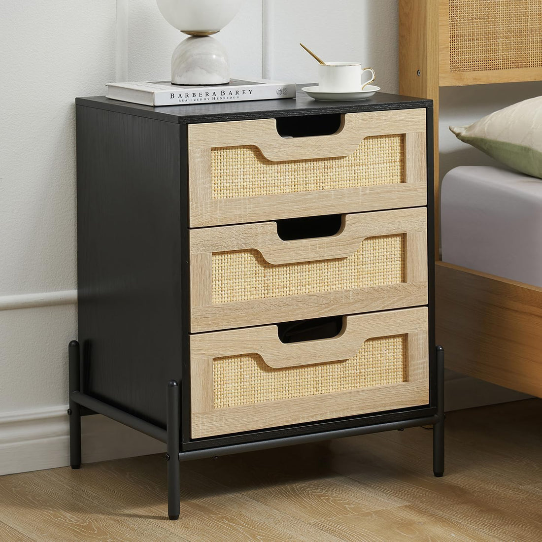 Table de chevet Garvee en rotin avec 3 tiroirs en osier naturel, style moderne, structure en bois robuste, noir, pour chambre et salon