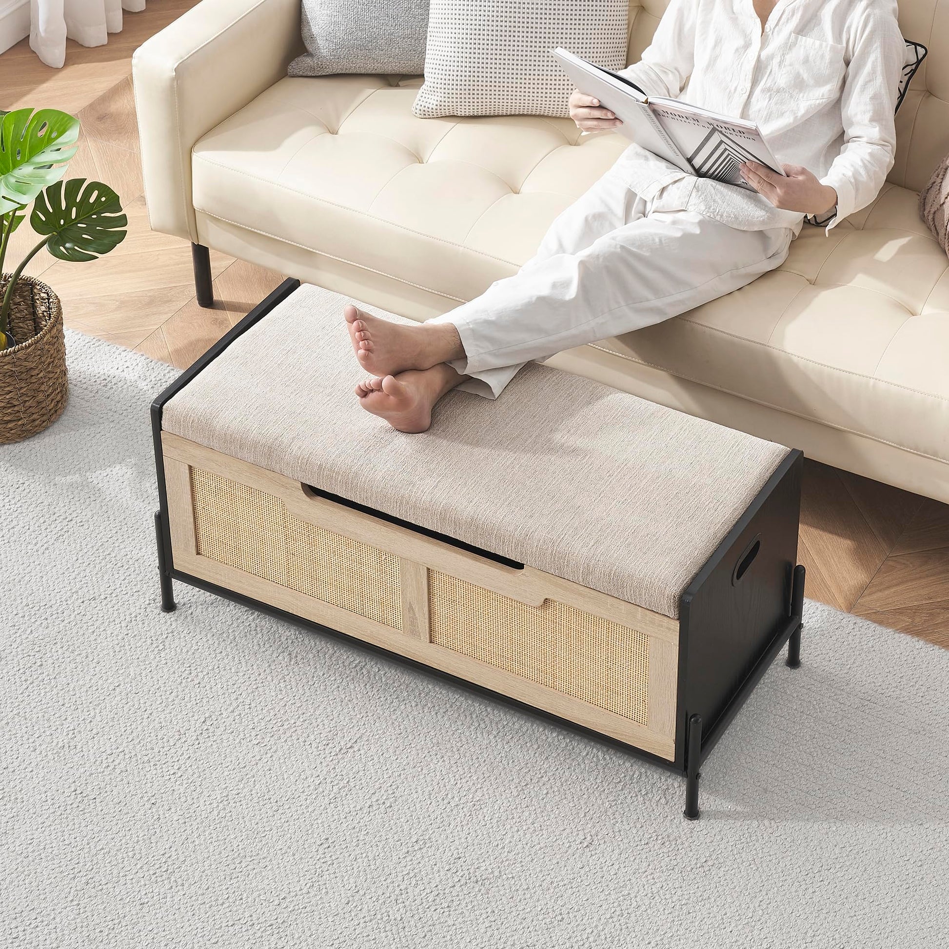 Banc de rangement en rotin Garvee 39,4 po avec coussin d'assise, 2 charnières de sécurité, coffre de rangement, banc à chaussures, chêne et noir pour salon et couloir