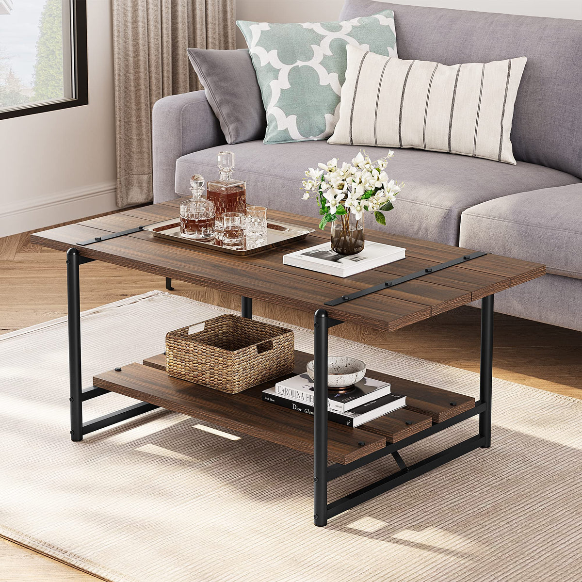 Table basse Garvee à deux niveaux, style ferme, 104 cm (41 po), bois gris avec structure en métal, idéale pour le salon et le bureau. Grand espace de rangement, structure robuste en MDF, style industriel moderne.
