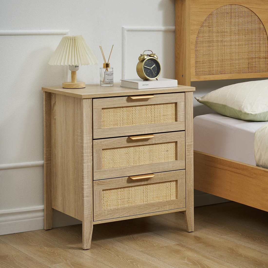 Table de chevet Garvee en rotin avec 3 tiroirs en osier naturel, structure en bois robuste pour chambre et salon, style moderne et polyvalent, marron