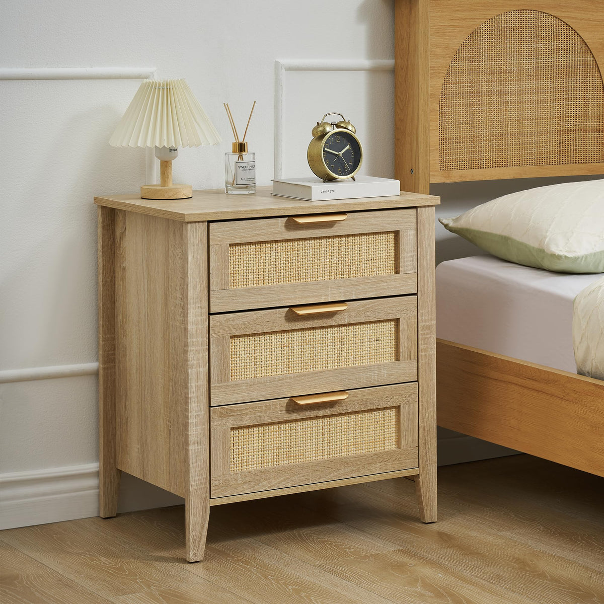 Garvee Table de chevet en rotin avec 3 tiroirs en osier naturel, structure en bois robuste pour chambre et salon, style moderne et polyvalent, Chêne