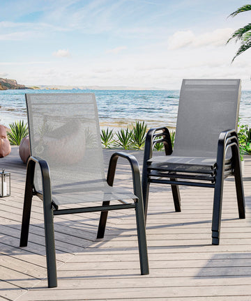 Ensemble de 4 chaises de jardin empilables Garvee avec structure en métal et revêtement en textilène, noires, gain de place, pour terrasse et jardin.