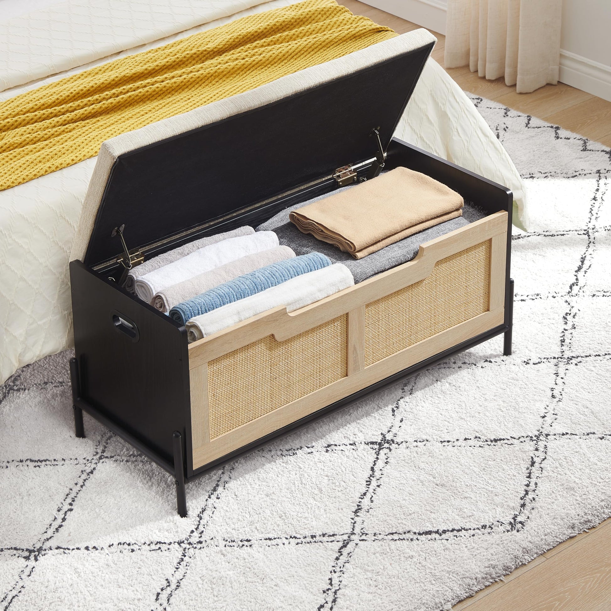 Banc de rangement en rotin Garvee 39,4 po avec coussin d'assise, 2 charnières de sécurité, coffre de rangement, banc à chaussures, chêne et noir pour salon et couloir