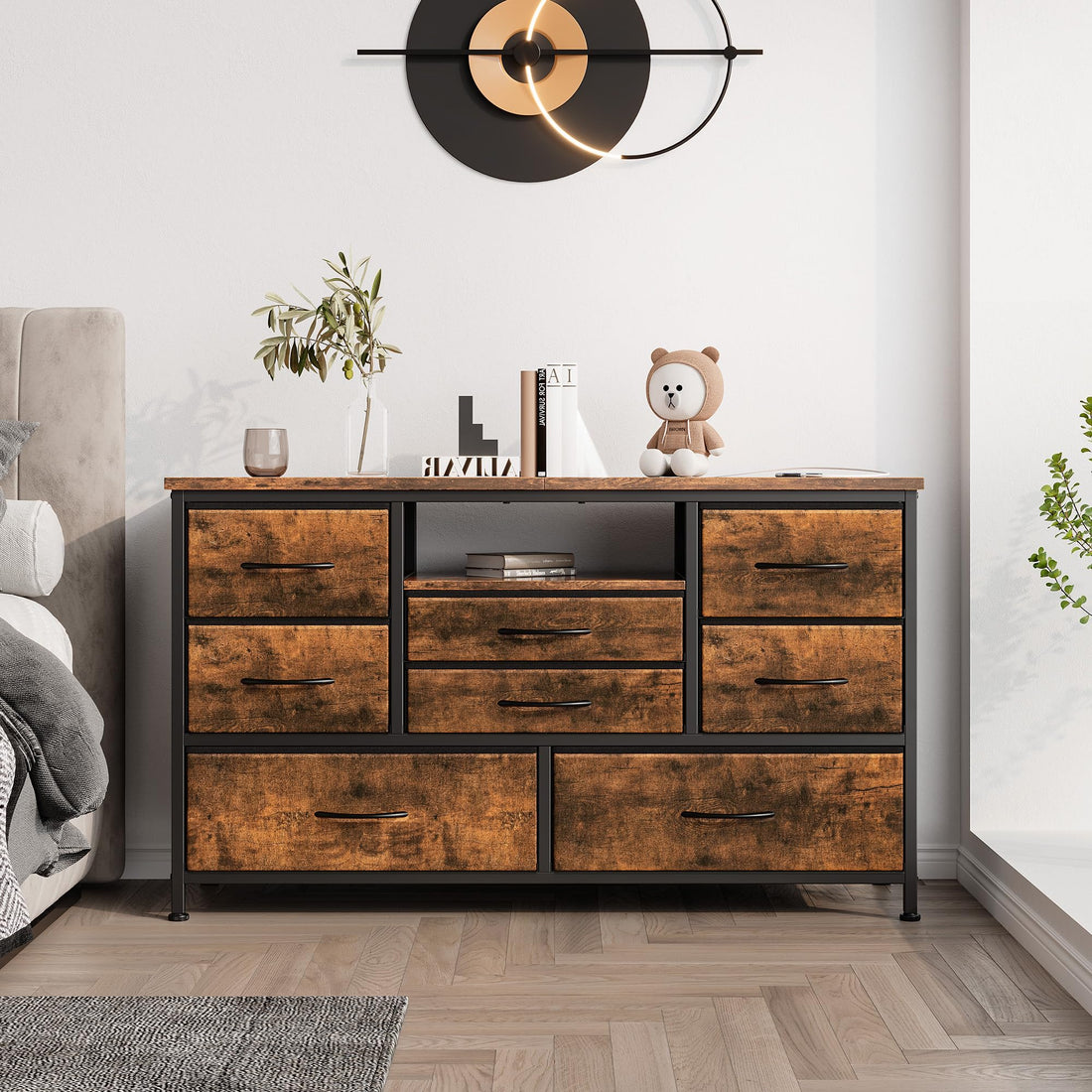 Garvee Meuble TV à 8 tiroirs, éclairage LED, prises électriques intégrées pour le salon et la chambre, en MDF résistant aux rayures, avec système de gestion des câbles.