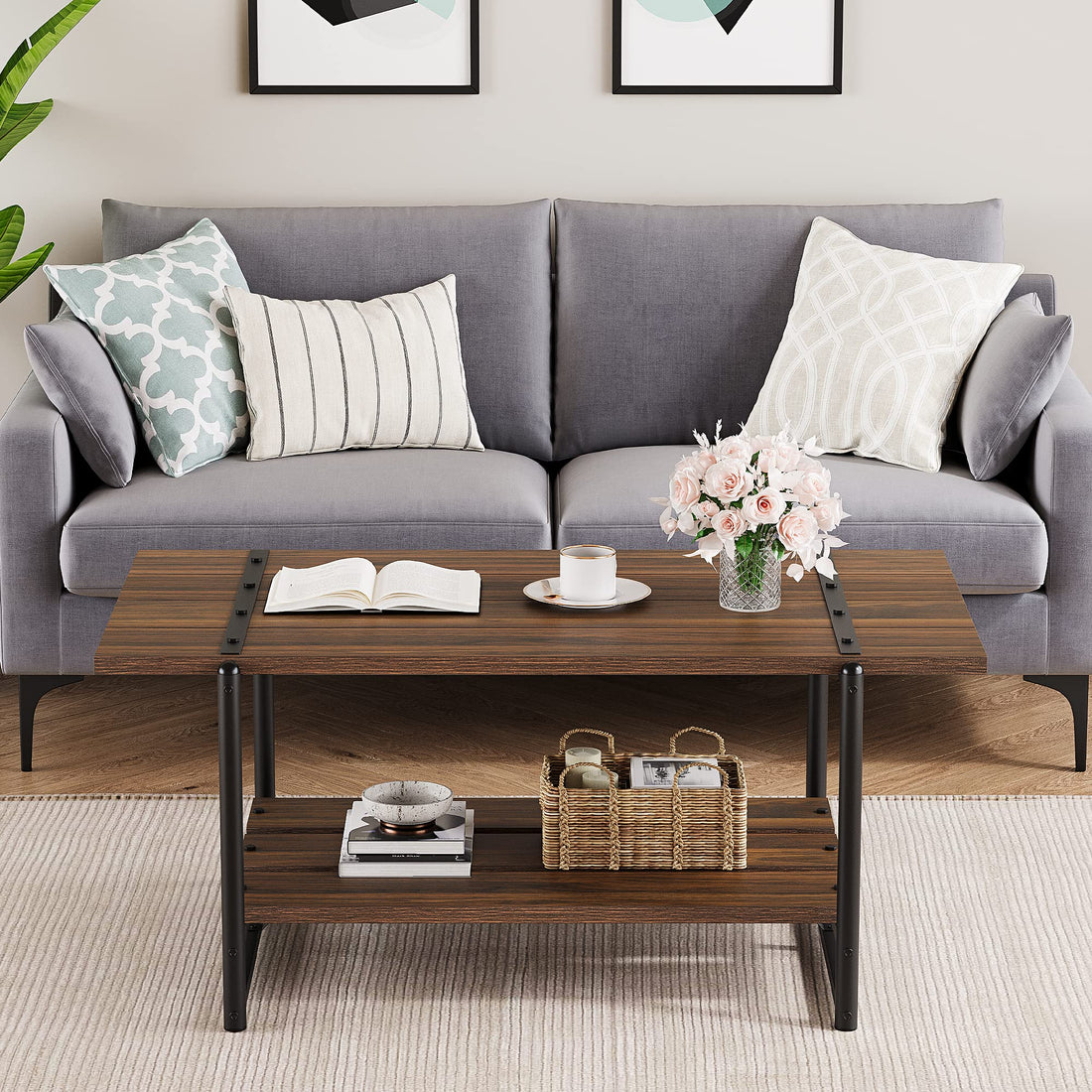 Table basse Garvee à deux niveaux, style ferme, 104 cm (41 po), bois gris avec structure en métal, idéale pour le salon et le bureau. Grand espace de rangement, structure robuste en MDF, style industriel moderne.