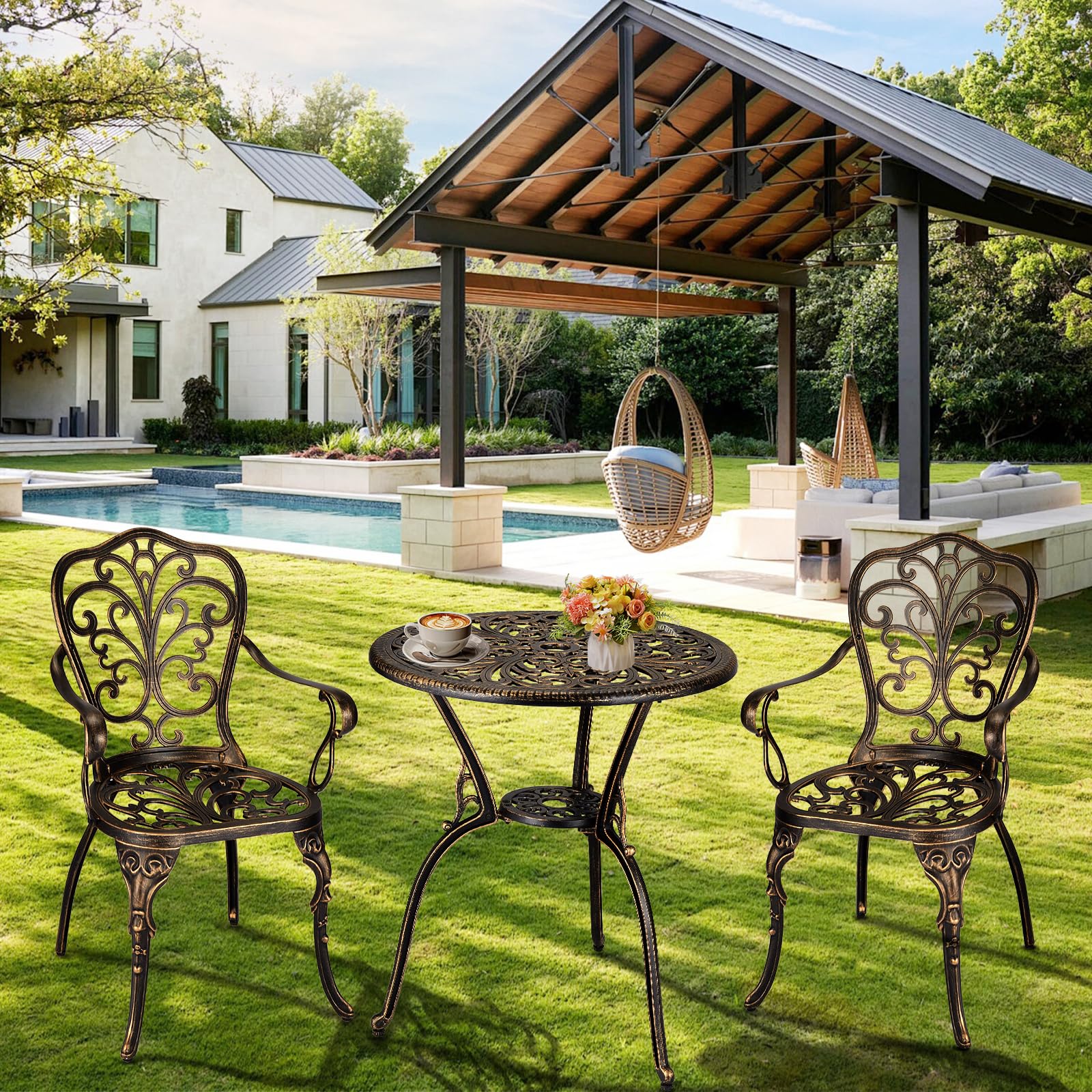 Ensemble de jardin 3 pièces Garvee en aluminium moulé avec trou pour parasol, idéal pour le jardin, le balcon et la terrasse. Finition laiton rétro, robuste et élégant.