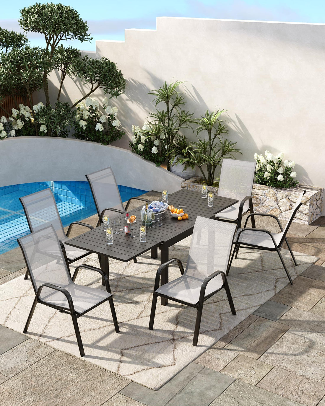 Ensemble de 4 chaises de jardin empilables Garvee avec structure en métal et revêtement en textilène, noires, gain de place, pour terrasse et jardin.
