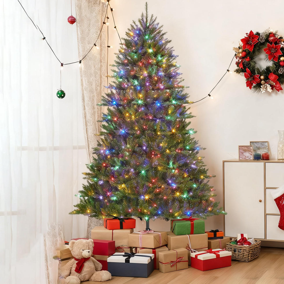 Sapin de Noël artificiel Garvee de 225 cm avec 700 LED, en PE/PVC de qualité supérieure, idéal pour les hauts plafonds et les fêtes de fin d'année.
