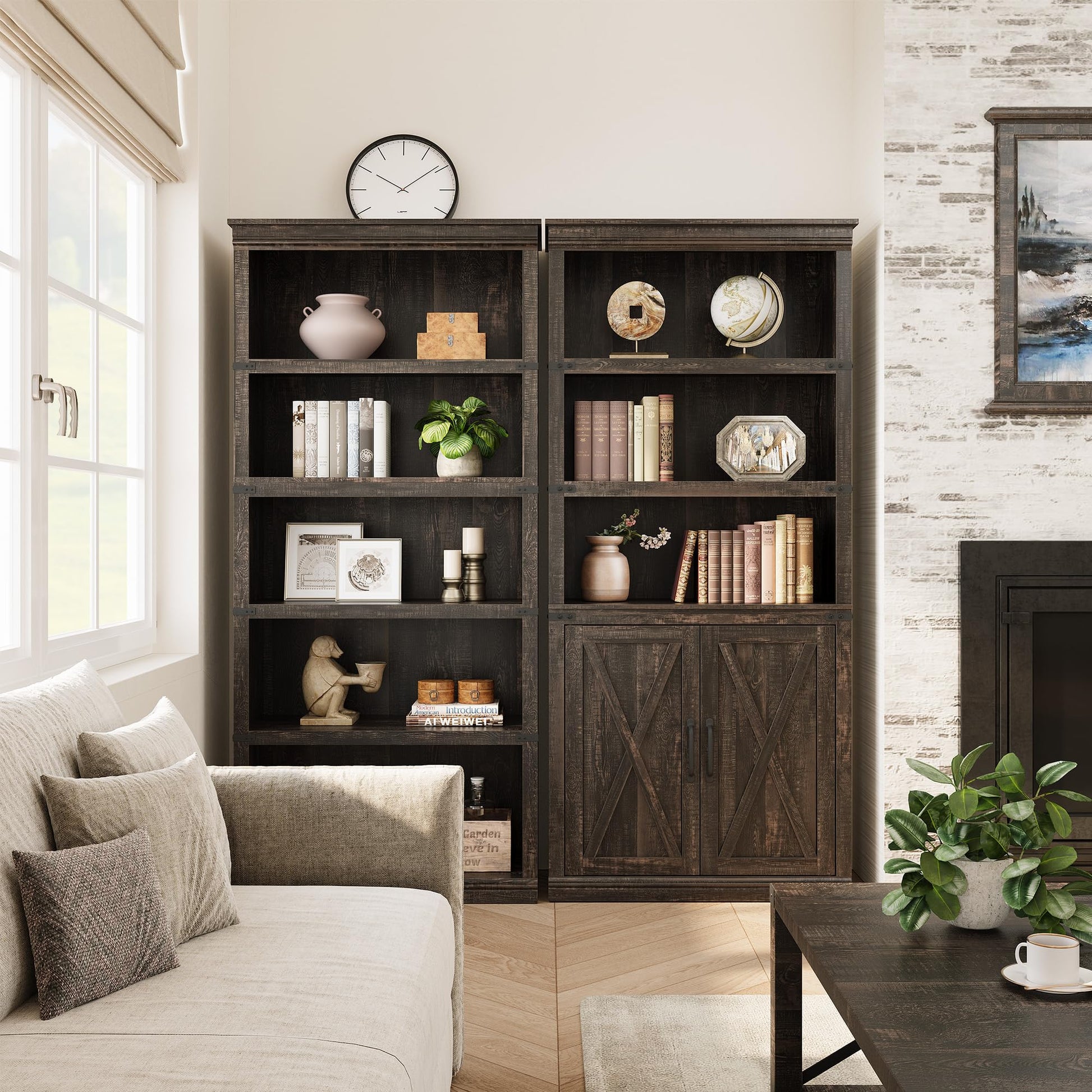 Bibliothèque de style ferme Garvee avec porte, 5 niveaux, 174,6 cm (68,7 pouces), construction robuste en MDF, salon, bureau, couleur bois naturel