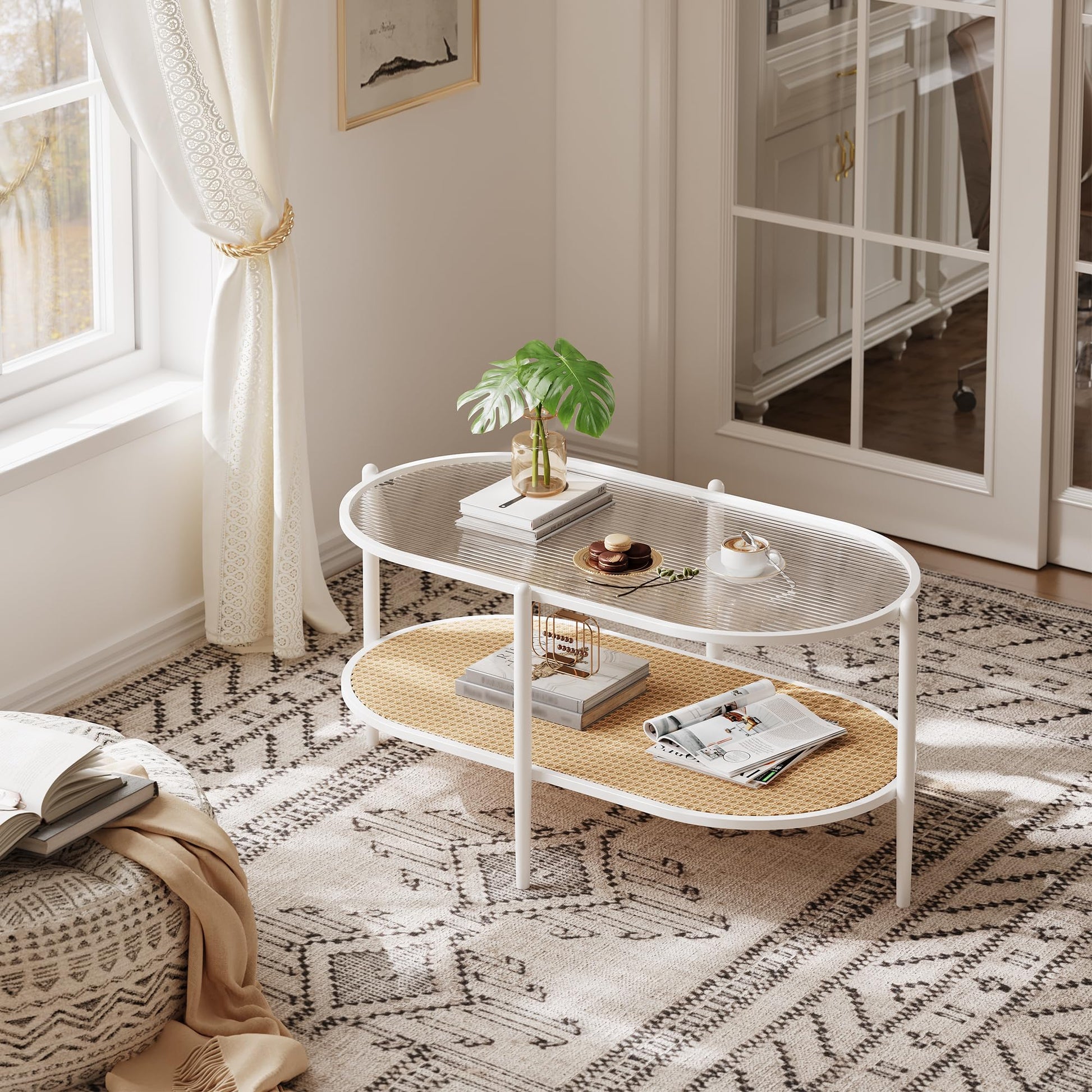 Table basse ovale Garvee à 2 niveaux en rotin avec structure en métal et plateau en verre trempé, idéale pour le salon et le bureau, blanche.