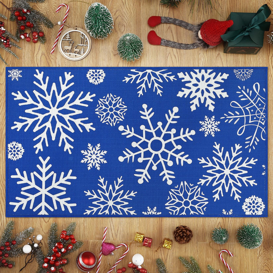 Tapis de porte Garvee Kerst 50x80 cm, lavable et antidérapant, motif flocons de neige rouges et bleus, idéal pour l'entrée, la cuisine ou la chambre à coucher. Décoration de Noël.