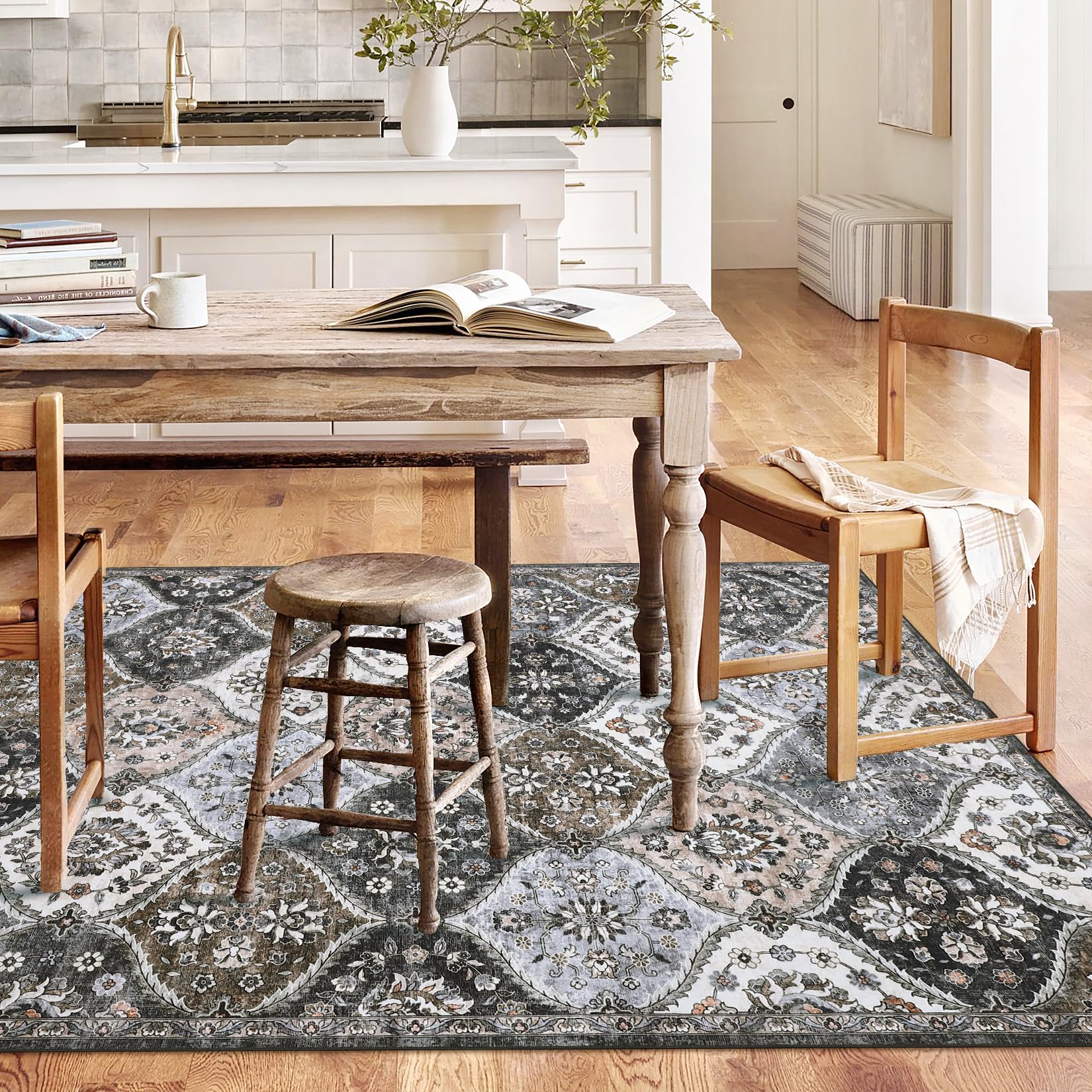Tapis Garvee petit format 80x150cm, style vintage, idéal pour l'entrée, la chambre ou la cuisine. Gris et marron, antidérapant et lavable.