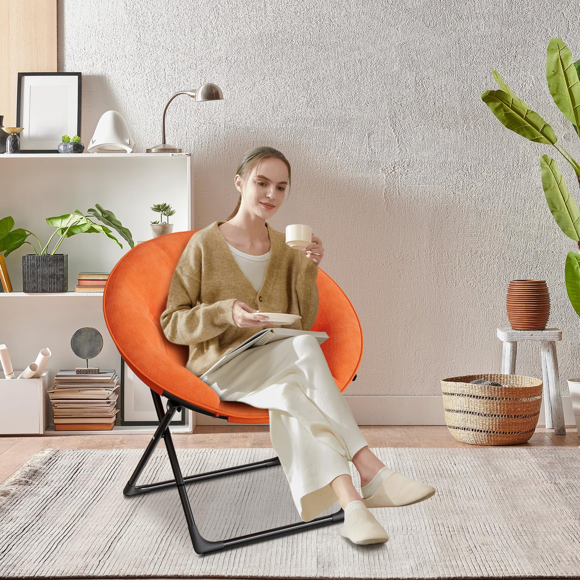 Fauteuil Garvee Saucer Lounge Chair avec structure en métal doré, revêtement surdimensionné en fausse fourrure, pliable, confortable, orange pour chambre et salon