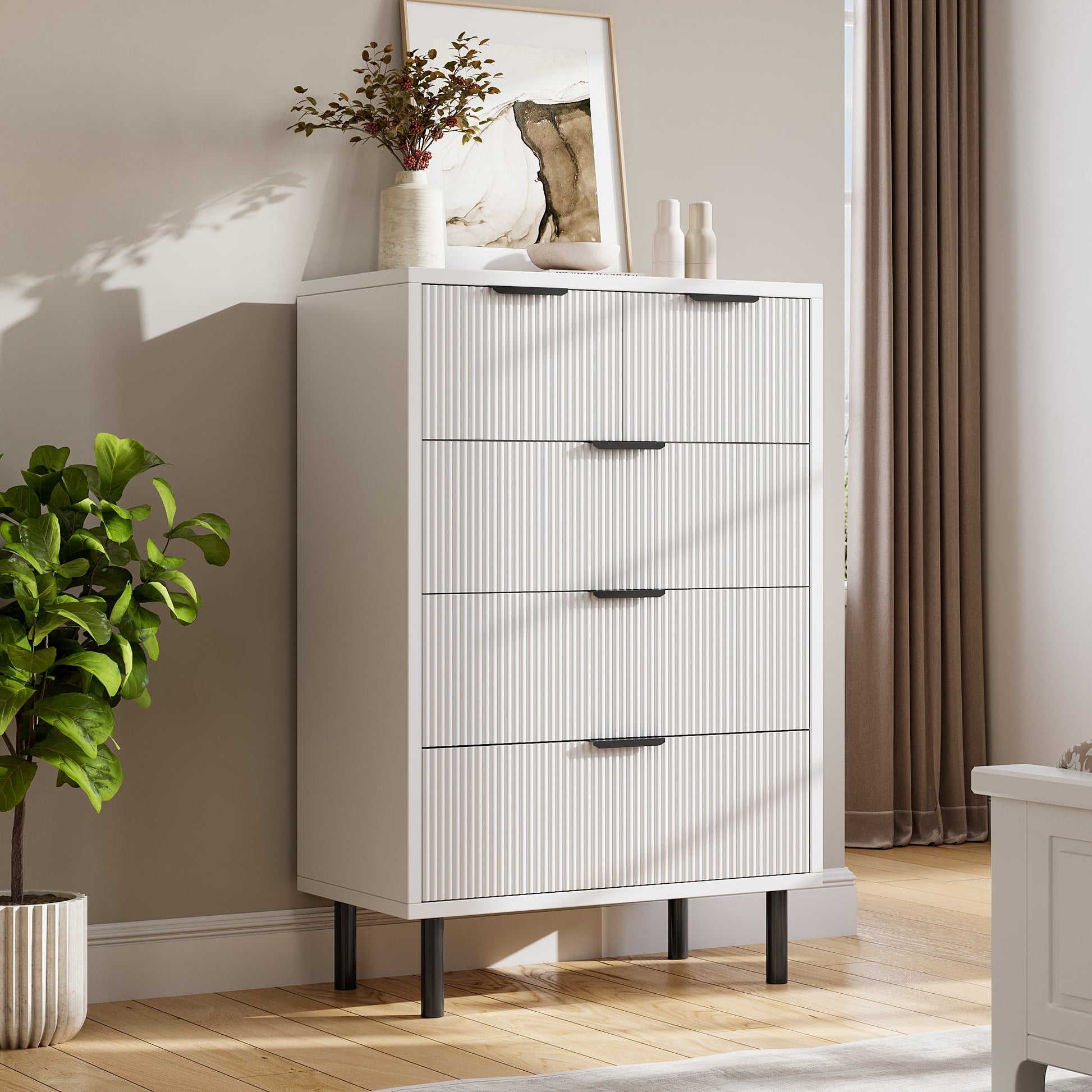 Commode Garvee White Wave à 5 tiroirs cannelés avec pieds en métal, idéale pour la chambre et le couloir. Style moderne et polyvalent. Grande taille.