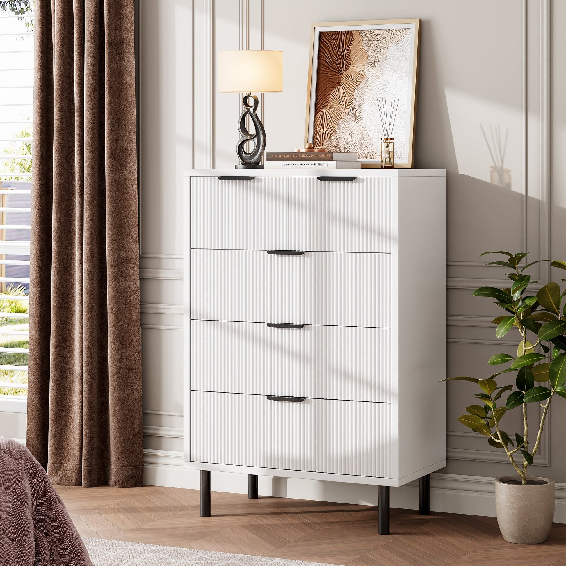 Commode Garvee White Wave à 5 tiroirs cannelés avec pieds en métal, idéale pour la chambre et le couloir. Style moderne et polyvalent. Grande taille.