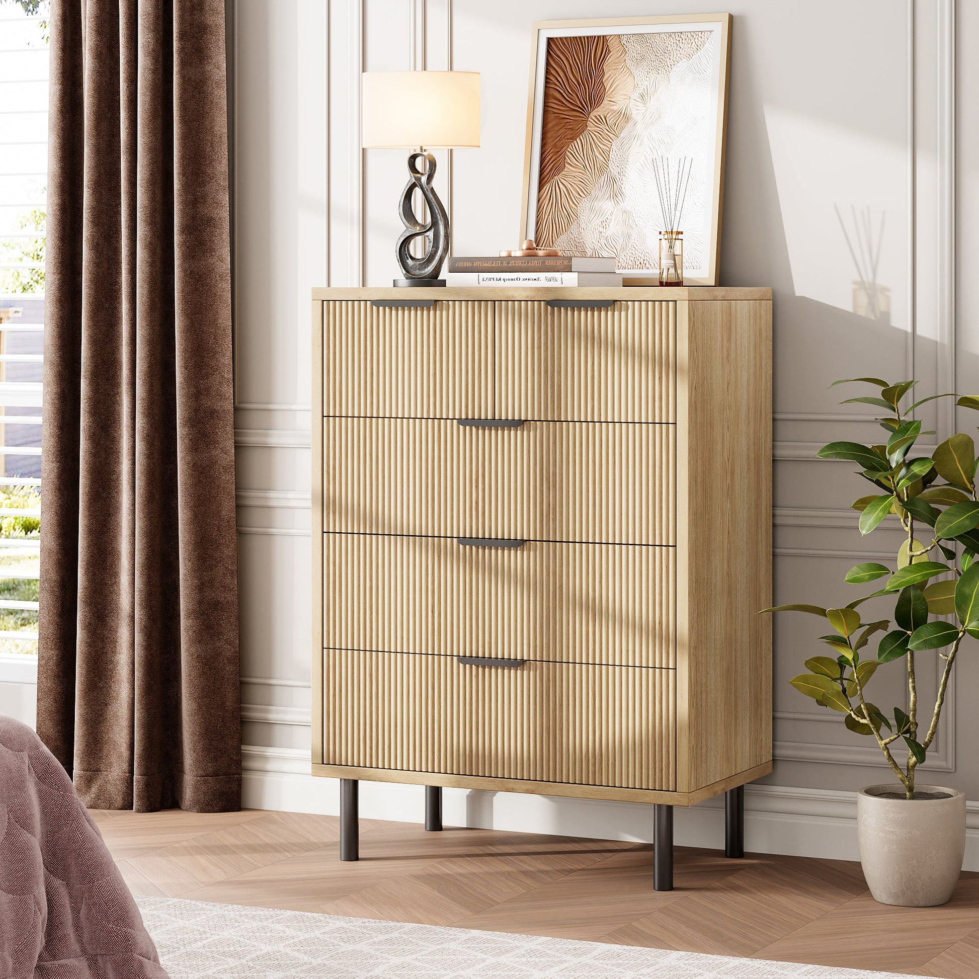 Commode Garvee en chêne cannelé à 5 tiroirs avec pieds en métal, idéale pour la chambre et l'entrée. Style moderne et robuste, coloris noir.