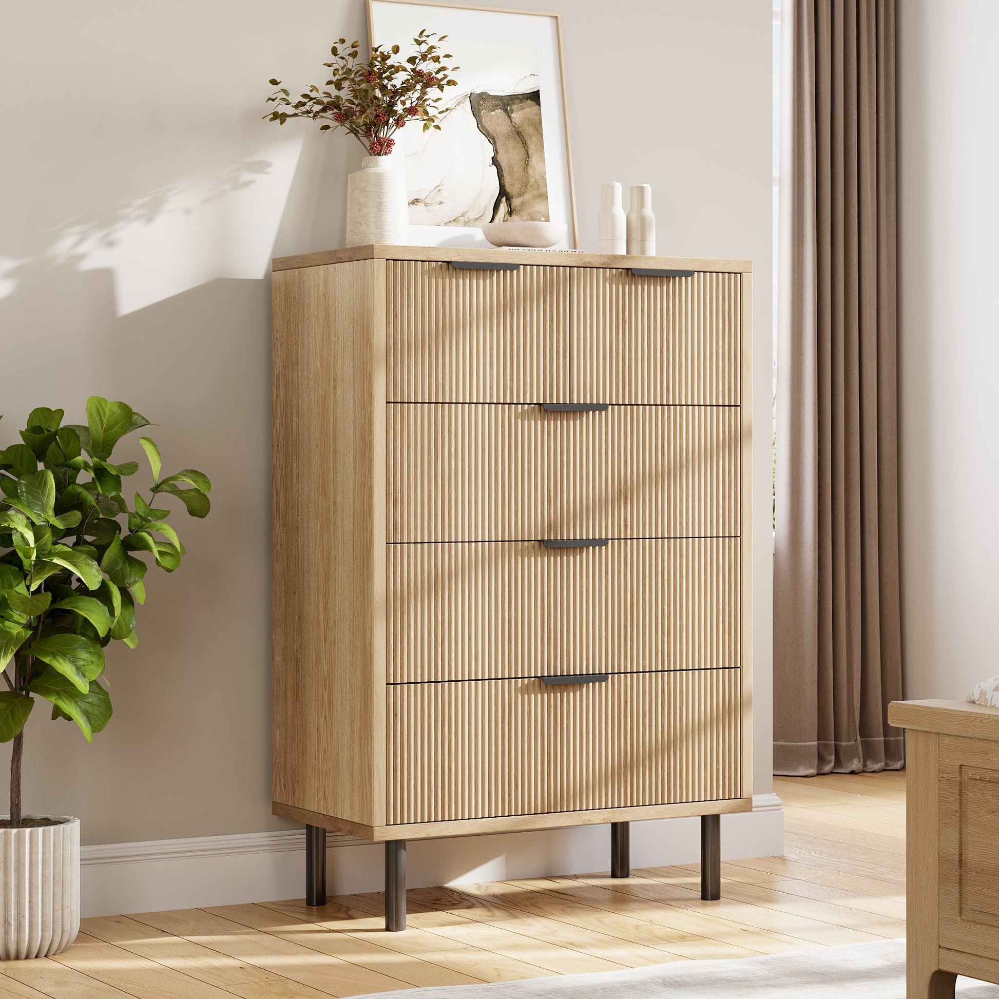 Commode Garvee en chêne cannelé à 5 tiroirs avec pieds en métal, idéale pour la chambre et l'entrée. Style moderne et robuste, coloris noir.